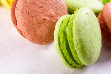 Ahşap masa üzerinde taze renkli macaroons
