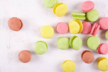 Ahşap masa üzerinde taze renkli macaroons