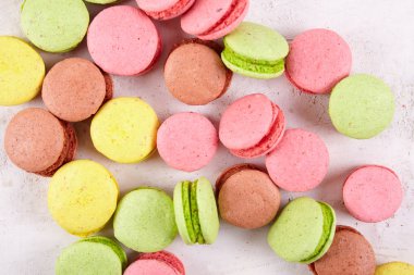 Ahşap masa üzerinde taze renkli macaroons