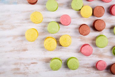 Ahşap masa üzerinde taze renkli macaroons