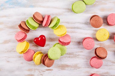 Ahşap masa üzerinde taze renkli macaroons