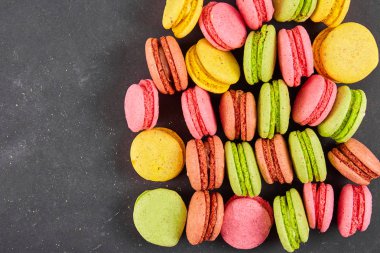 Ahşap masa üzerinde taze renkli macaroons