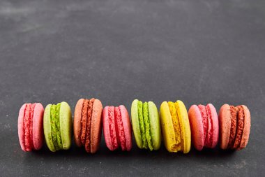 Ahşap masa üzerinde taze renkli macaroons