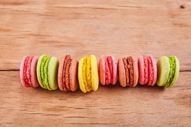 Ahşap masa üzerinde taze renkli macaroons