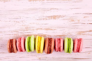 Ahşap masa üzerinde taze renkli macaroons