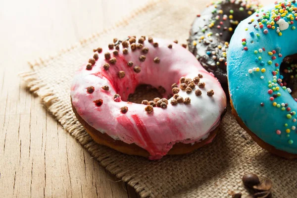 Glasierte Donuts isoliert auf weißem Hintergrund — Stockfoto