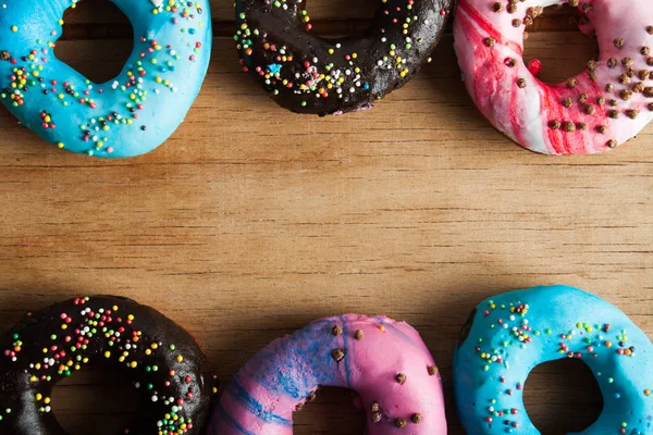 Glasierte Donuts isoliert auf weißem Hintergrund — Stockfoto