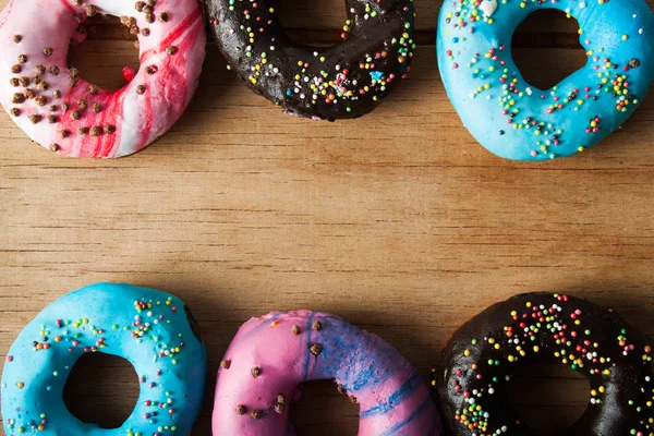 Glasierte Donuts isoliert auf weißem Hintergrund — Stockfoto