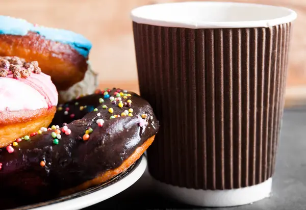 Glasierte Donuts isoliert auf weißem Hintergrund — Stockfoto