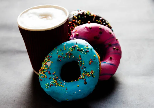 Glasierte Donuts isoliert auf weißem Hintergrund — Stockfoto
