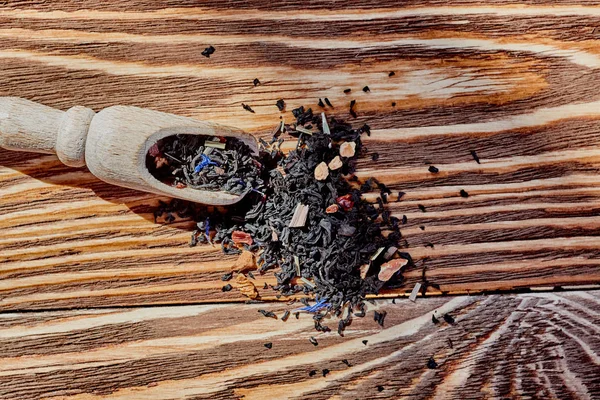 Сухой чай в деревянной ложке — стоковое фото
