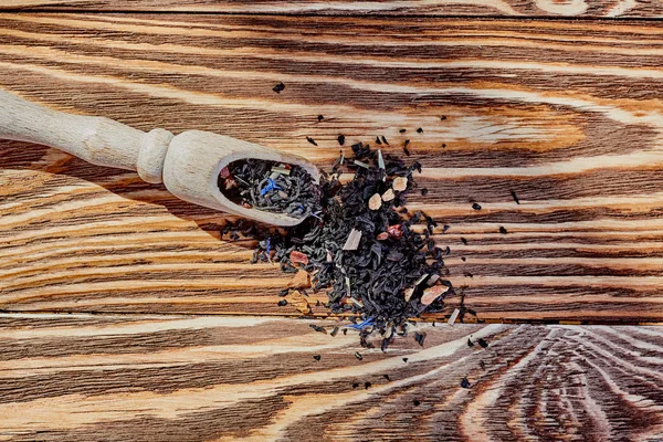 Té seco en cuchara de madera — Foto de Stock