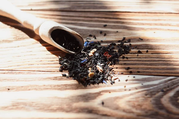 Té seco en cuchara de madera — Foto de Stock