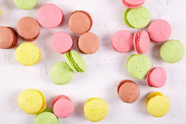 Ahşap masa üzerinde taze renkli macaroons