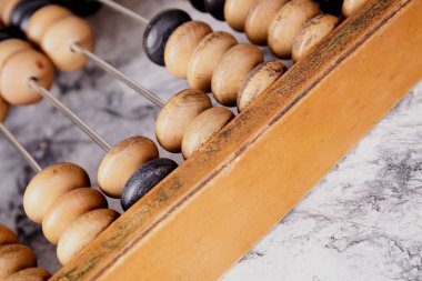 Arka plan üzerinde eski retro abacus