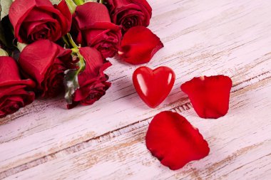 Arka plan üzerinde kırmızı gül