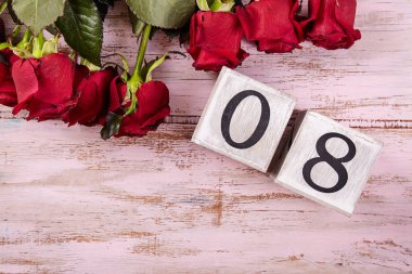 Arka plan üzerinde kırmızı gül