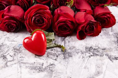 Arka plan üzerinde kırmızı gül