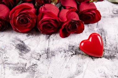 Arka plan üzerinde kırmızı gül