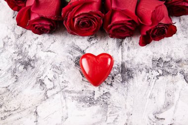 Arka plan üzerinde kırmızı gül