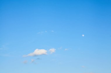 Bulutlu mavi gökyüzü