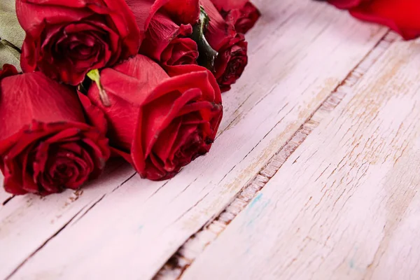 Червоні троянди на фоні — стокове фото