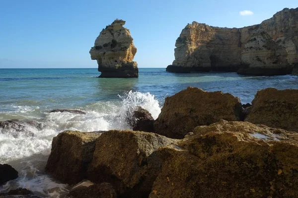 Lagoa onun güzel kayalıklarla sahne ile Marinha plaj