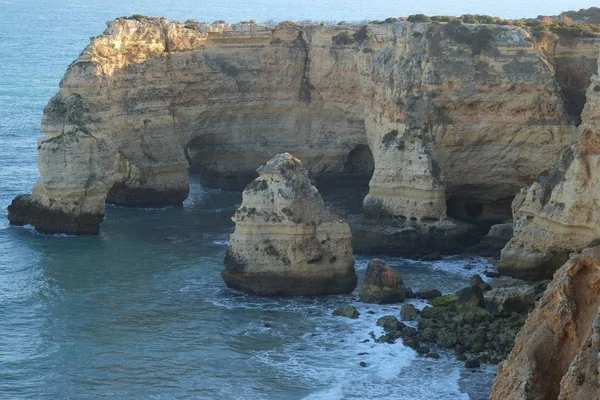 Lagoa onun güzel kayalıklarla sahne ile Marinha plaj