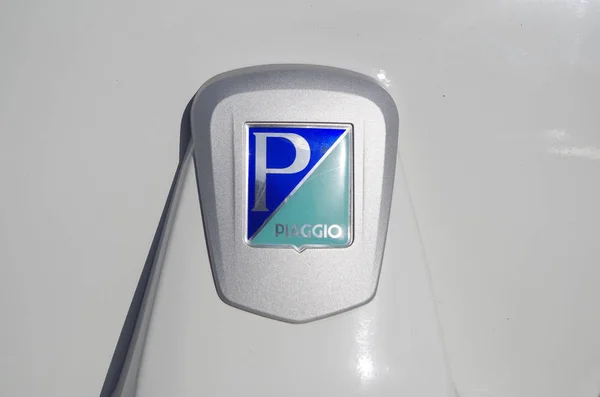 Beyaz Piaggio Tuk-tuk