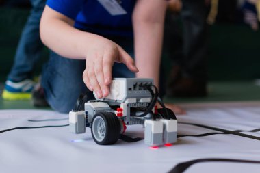 Çocuk ve küçük robotu