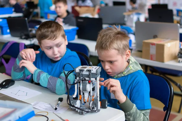 Çocuk ve küçük robotu