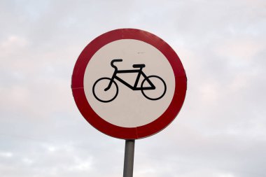 Trafik işaretleri bisiklet için yasak