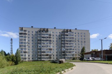 çok katlı bir bina.