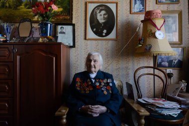 Yoshkar-Ola, Rusya Federasyonu-29 Nisan 2016 yılında İkinci Dünya Savaşı evin iç madalya'emektar kadın portresi