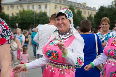 Yoshkar-Ola, Rusya Federasyonu-25 Haziran 2016 Kadınlar Ulusal Mari elbiseler Peledysh Payrem, Yoshkar-Ola, Rusya'da tatil