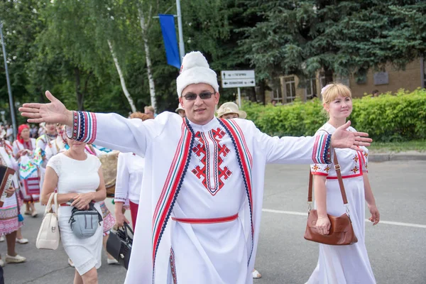 俄罗斯 Yoshkar 2016年6月25日在 Yoshkar Peledysh Payrem 一个开朗的男子在马里的民族服装 俄罗斯的法律厅 — 图库照片