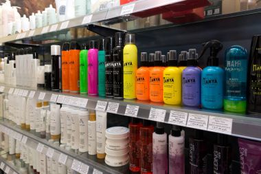 Yoshkar-Ola, Rusya Federasyonu-süpermarket tribünde üzerinde 15 Kasım 2017 kozmetik ürünleri