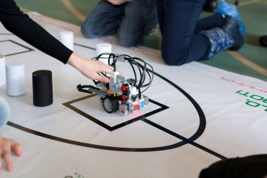 Çocuk ve küçük robotu