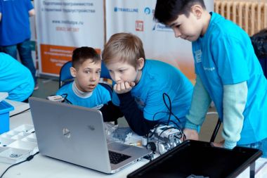 Çocuk ve küçük robotu