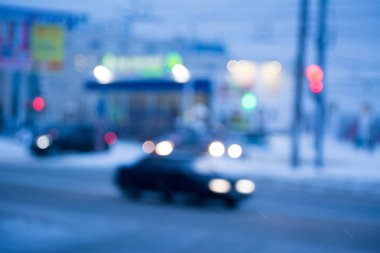 Ufuk binalar, arabalar, şehir ışıkları, insanlar ile güzel arka plan