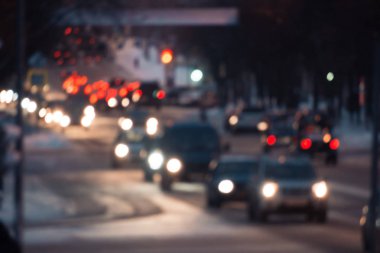 Ufuk binalar, arabalar, şehir ışıkları, insanlar ile güzel arka plan