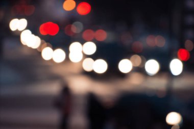 Ufuk binalar, arabalar, şehir ışıkları, insanlar ile güzel arka plan