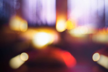 Geceleri şehirdeki çok renkli odağını kaybetmiş ışıklar.