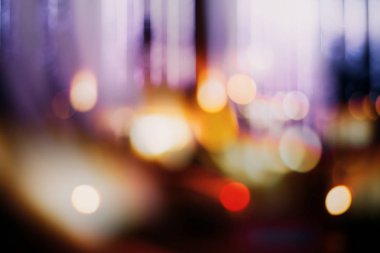 Geceleri şehirdeki çok renkli odağını kaybetmiş ışıklar.