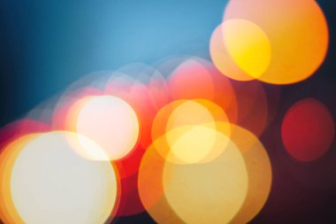 Geceleri şehirdeki çok renkli odağını kaybetmiş ışıklar.