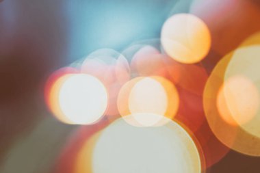 Geceleri şehirdeki çok renkli odağını kaybetmiş ışıklar.