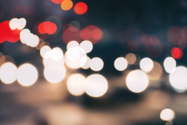 Ufuk binalar, arabalar, şehir ışıkları, insanlar ile güzel arka plan.