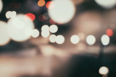 Geceleri şehirdeki çok renkli odağını kaybetmiş ışıklar.