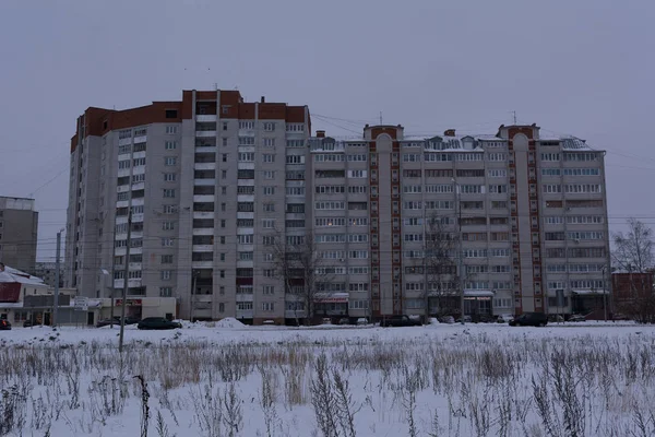 Многоэтажный кирпичный жилой дом — стоковое фото