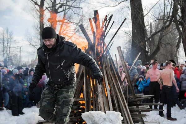El ritual de quemar el espantapájaros de maslenitsa — Foto de Stock